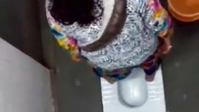 रूसी हंक मेज पर काले मूवी सेक्सी पिक्चर वीडियो में मोज़ा में एक लड़की की चूत चाटता है