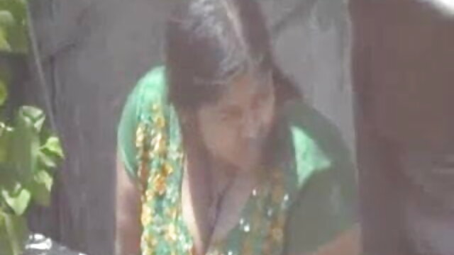 युवा कुतिया पर्यटकों के बीच हिंदी सेक्सी पिक्चर फुल मूवी वीडियो नग्न घूमती है
