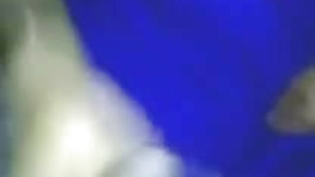 भव्य गोरा स्वेच्छा से फुल सेक्सी मूवी वीडियो में उसके घुंघराले दोस्त के साथ बैंग्स