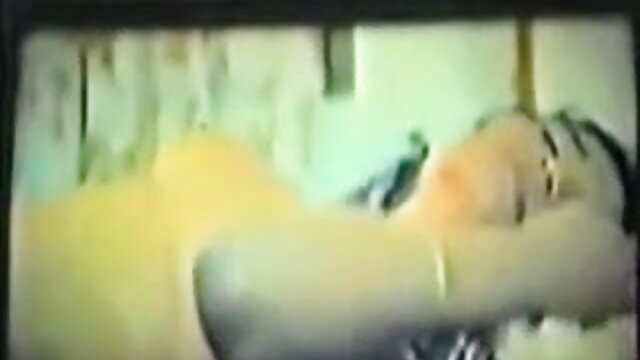 आदमी ने इंग्लिश पिक्चर सेक्सी फुल मूवी आंखों पर पट्टी बांधकर गुदा से पहले उसकी चूत को चाटा
