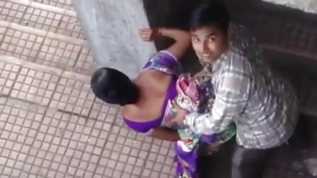मोटी औरत एक हाथ से हस्तमैथुन करती है और बदले में एक वाइब्रेटर फुल सेक्सी मूवी वीडियो में