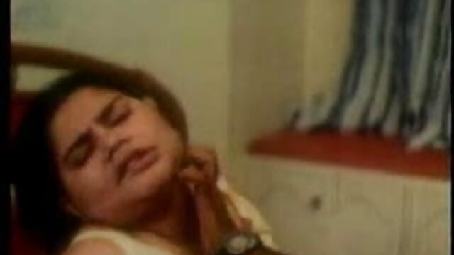 एक सुंदर नहीं युवा महिला सेक्सी मूवी हिंदी पिक्चर अपने नायलॉन चड्डी से यौन खींचती है