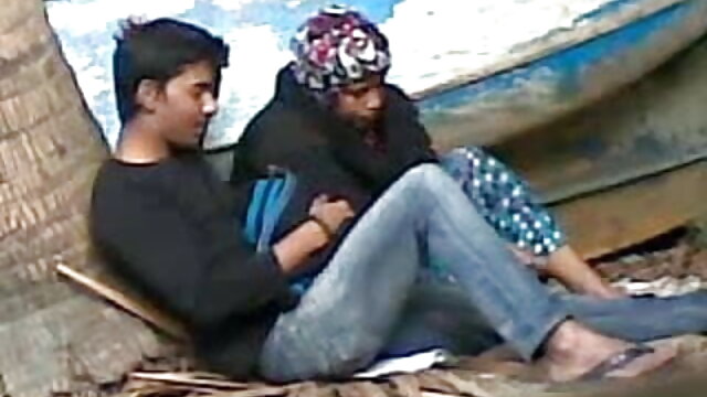 एक सेक्सी पिक्चर हिंदी वीडियो मूवी सक्रिय आदमी के साथ फ्लैट पतली लड़की बैंग्स